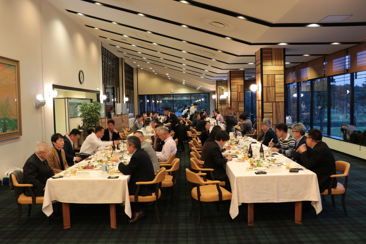 <p> Kết thúc giải golf, ban lãnh đạo FPT Japan cùng các khách hàng dùng tiệc tối tại nhà hàng<span style="color:rgb(0,0,0);"> trong Câu lạc bộ Golf Thái Bình Dương. Đây cũng là dịp để FPT Japan tri ân khách hàng, đối tác đã gắn bó trong suốt hơn một thập kỷ qua.</span></p>