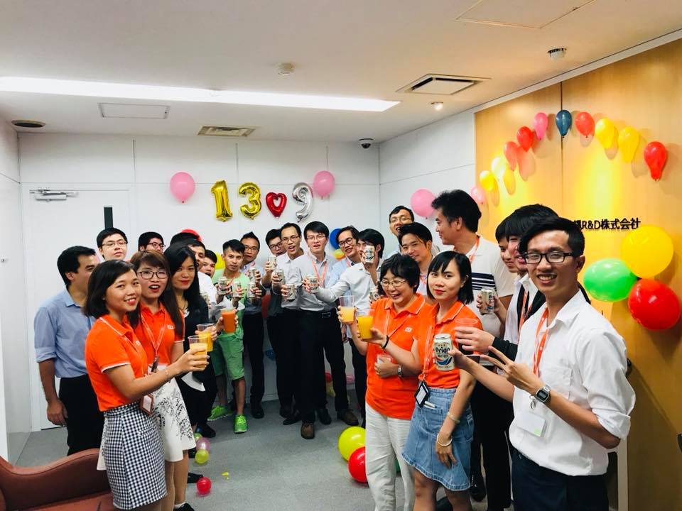 <p> Văn phòng Okinawa cũng tổ chức buổi tiệc sinh nhật để mừng tuổi mới của FPT Japan. Dù đến từ vùng miền nào ở Việt Nam, khi sang tới Nhật Bản, tất cả đều là anh em một nhà, đều hướng về mái nhà chung FPT Japan. </p> <p> Các CBNV đều rất vui mừng khi chứng kiến sự phát triển vượt bậc của FPT Japan và tin tưởng vào một tương lai tươi sáng phía trước.</p>