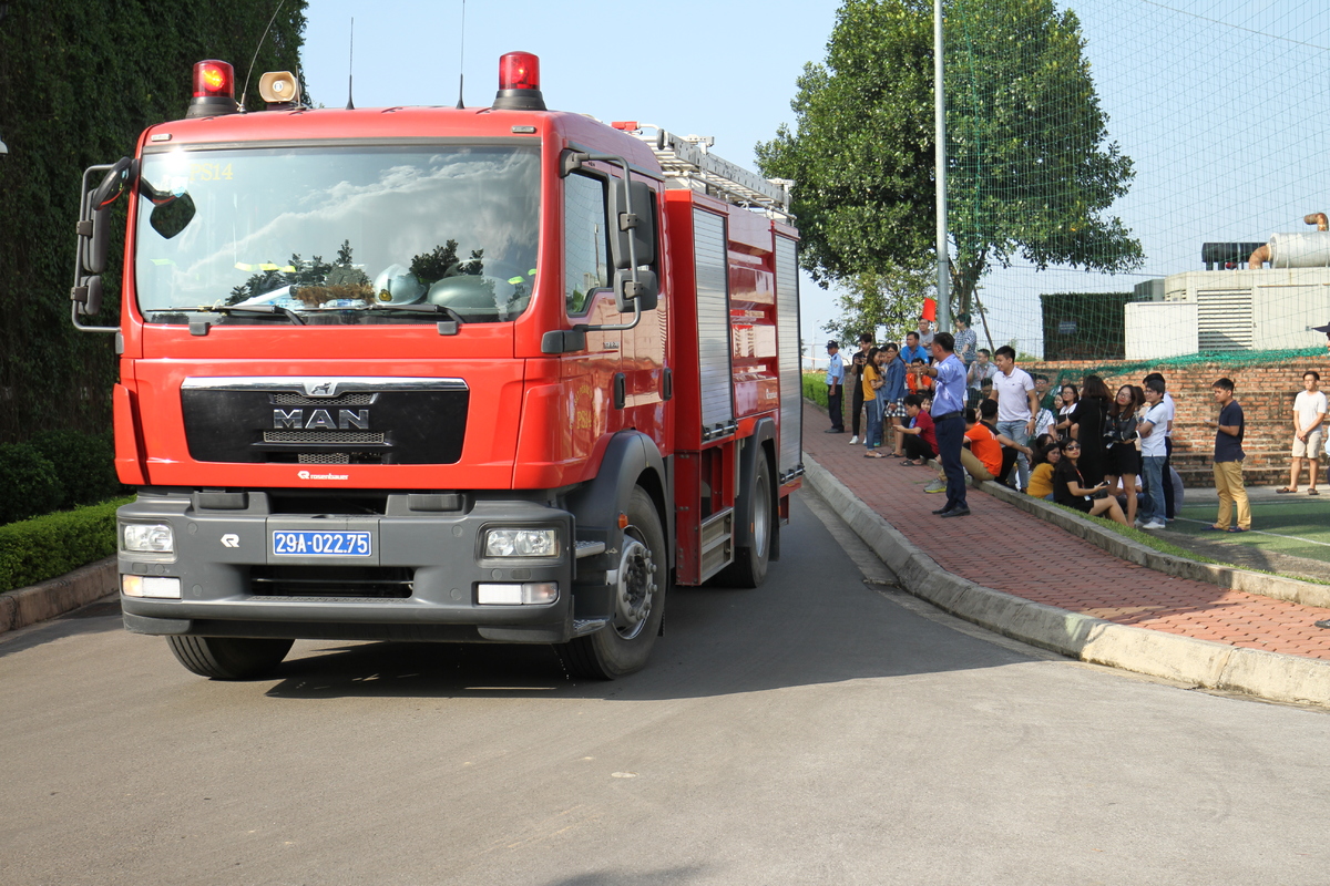 <p> Một xe cứu hỏa được điều động cho buổi diễn tập được diễn ra hoàn chỉnh.</p>