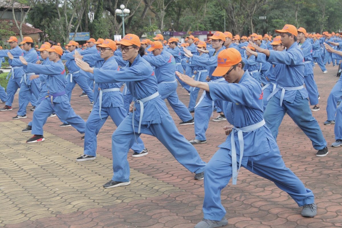 <p class="Normal" style="text-align:justify;"> Tham gia lễ đồng diễn kỷ lục ở phía Nam tại khu công viên phần mềm Quang Trung, quận 12, có 2.000 sinh viên ĐH FPT và 1.000 sinh viên Cao đẳng Polytechnic.</p>