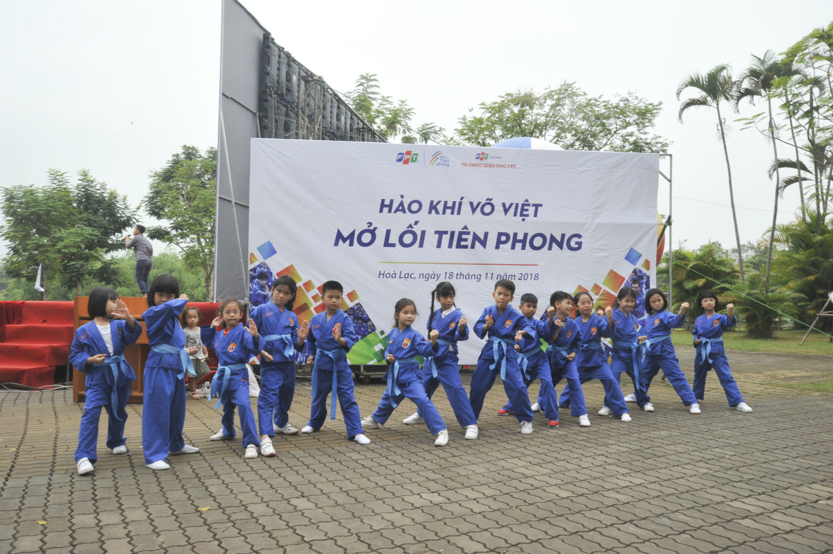 <p class="Normal" style="text-align:justify;"> Bên cạnh các thế võ cơ bản của Vovinam, các môn sinh đến từ CLB Vovinam nhiều đơn vị của FPT Edu còn đang “bí mật” luyện tập một màn trình diễn khác mang tên “Tinh hoa Vovinam”. Tiết mục kéo dài khoảng 10 phút với nhiều thế võ khó vô cùng đặc sắc.</p> <p class="Normal" style="text-align:justify;"> Cụ thể, CLB Vovinam ĐH FPT Hòa Lạc sẽ mang đến: Long Hổ quyền, Nhật Nguyệt đại đao pháp, Song luyện mã tấu, Tinh hoa Lưỡng nghi Kiếm Pháp, Song luyện tay không… Tất cả sẽ được trình diễn bởi những môn sinh Vovinam từng đạt nhiều giải cao trong các cuộc thi thành phố và toàn quốc.</p>