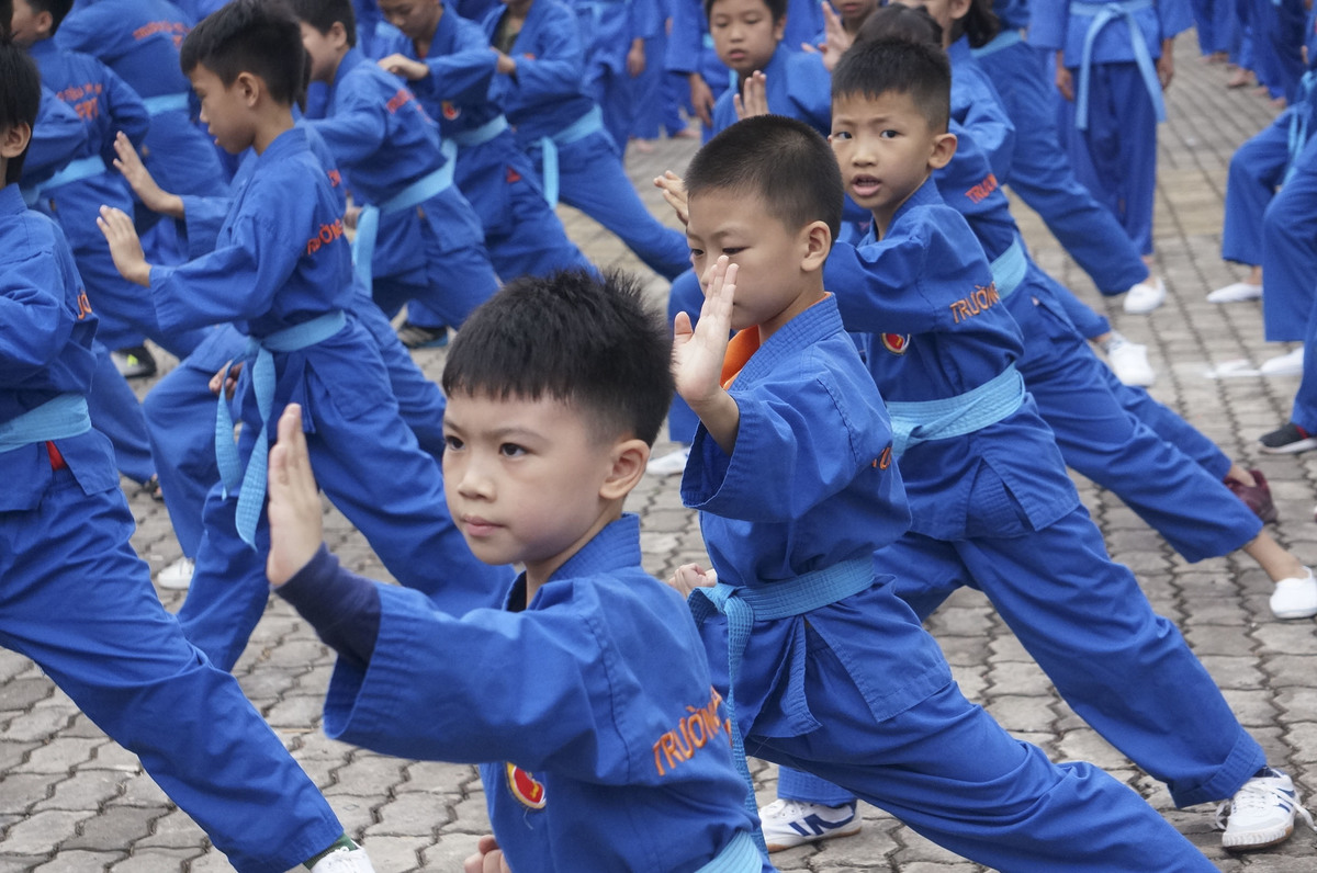 <p class="Normal" style="text-align:justify;"> Anh Đỗ Văn Phú (Giáo viên Vovinam) cho biết, mình <span>và các học trò đang ráo riết tập luyện đều đặn 3 buổi mỗi tuần tại Đông Quan, Cầu Giấy, Hà Nội. Anh chia sẻ, trẻ con náo động nên buổi tập võ nào anh cũng phải hô rất to để thu hút sự chú ý của các em. Bên cạnh đó, để các con nhớ bài tập lâu không còn cách nào khác là phải thường xuyên tập luyện.</span></p>