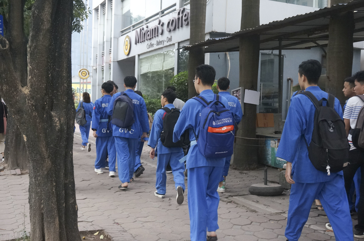 <p class="Normal" style="text-align:justify;"> Đây là lần đầu tiên tại Việt Nam có màn trình diễn võ thuật quy tụ nhiều học sinh, sinh viên như vậy nên các võ sinh từ hai điểm trường đều háo hức và hồi hộp. Trước đó, đội quân Vovinam của FPT Education đã có thời gian tập luyện 1 tháng trước ngày trình diễn.</p>