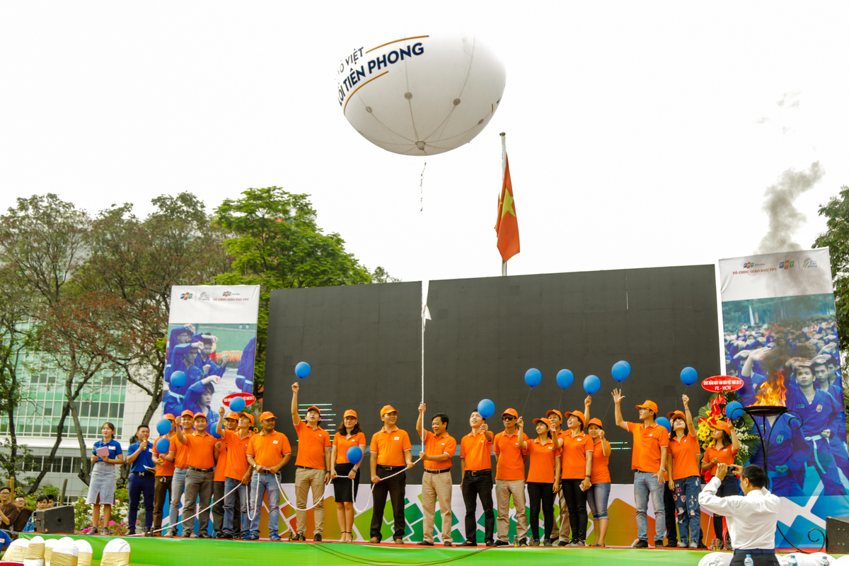 <p> Các thầy cô của FPT Edu cùng sinh viên tiến hành thả khí cầu và hàng nghìn quả bóng bay mang theo hy vọng về sự phát triển của Tổ chức Giáo dục FPT nói riêng và Tập đoàn FPT nói chung.</p>