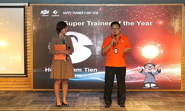 <p> Chương trình có sự tham gia của Chủ tịch FPT Software Hoàng Nam Tiến. Anh Tiến cũng là giảng viên nội bộ được vinh danh ở hạng mục "Super Trainer of the Year" (Người thầy của năm) bởi số giờ đứng lớp chia sẻ rất lớn của anh trong năm qua. <em>Ảnh: </em><strong>Quốc Phú.</strong></p>