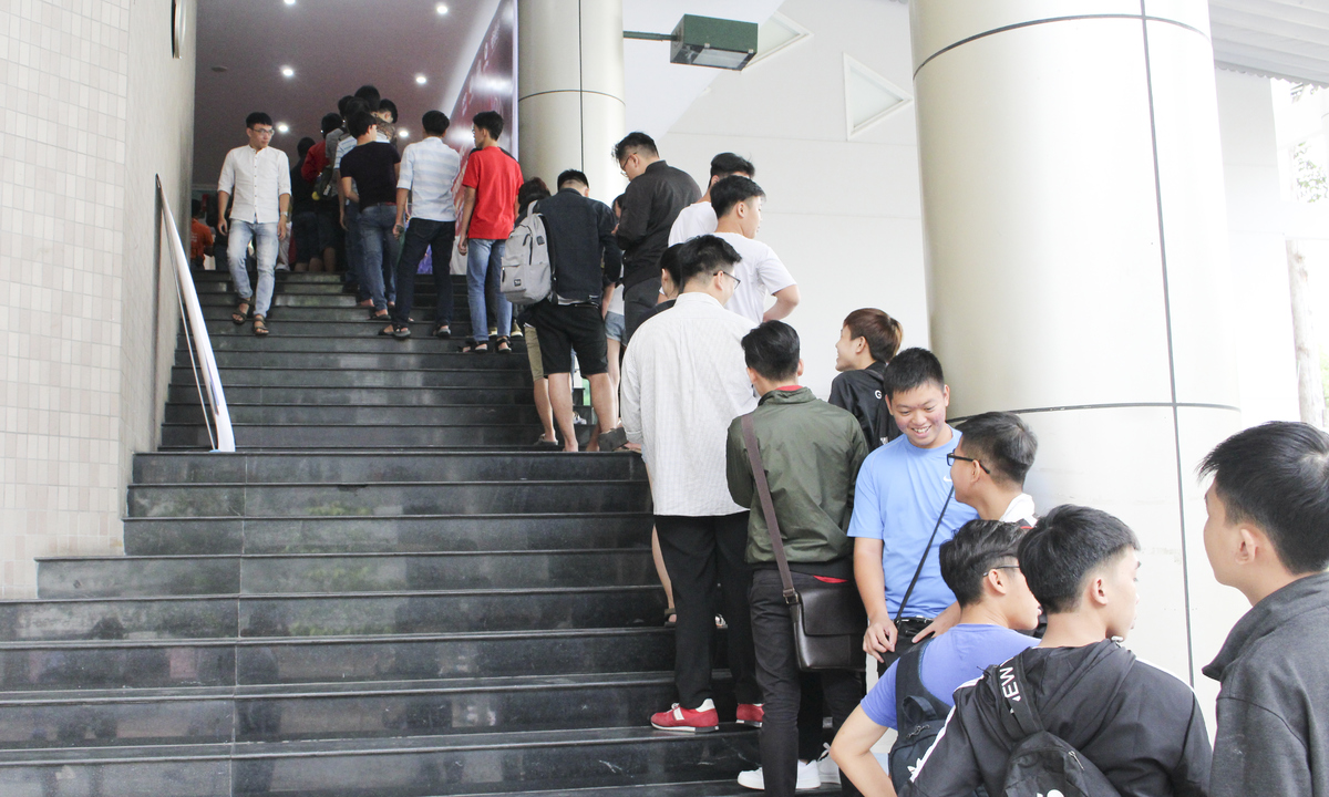 <p> Từ 15h chiều, hàng nghìn khán giả đã xếp hàng trước nhà thi đấu Hồ Xuân Hương để chuẩn bị vào xem trận chung kết, dù đến 17h30 trấn đấu mới bắt đầu. </p>