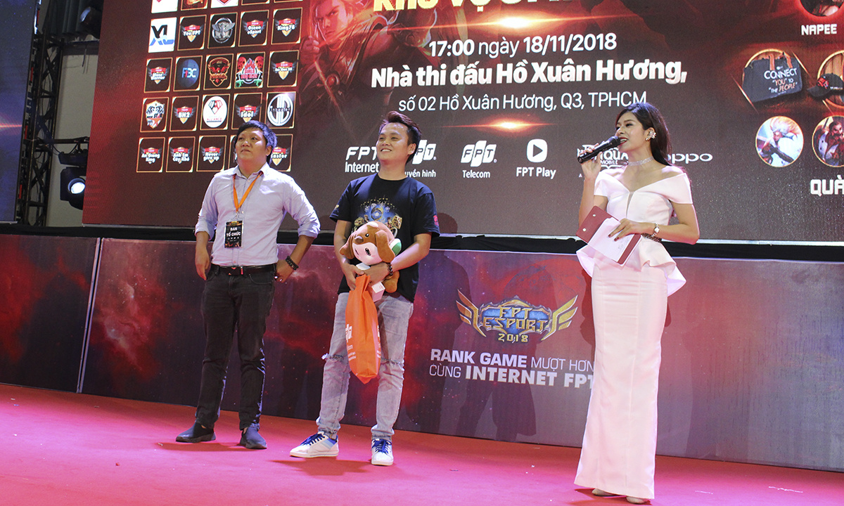 <p> Bạn Trung Tín đã xuất sắc vượt qua hơn 100 game thủ khác ở giải solo 1 vs 1 để đoạt chức vô địch của giải với phần thưởng là một chiếc điện thoại Oppo A3S và 500.000 đồng tiền thưởng.</p>
