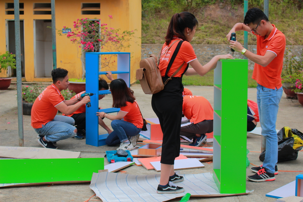 <p> Đến với trường Tiểu học Pu Lau, đoàn thiện nguyện nhà F đã mang đến cho các em nhỏ tủ sách 3 màu cùng nhiều cuốn sách, truyện bổ ích.</p>
