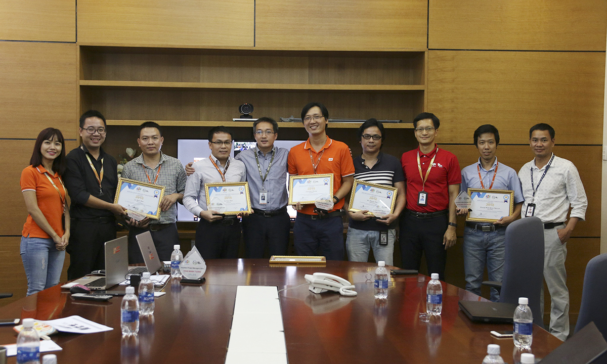 <p> Bên cạnh đó, PMC còn trao giải "PM tài ba" cho 20 Quản trị dự án trên toàn quốc. Hà Nội có 8 người nhận giải thưởng này; Đà Nẵng có 6 người và TP HCM có 6 PM tài ba. <em>Ảnh:</em> <strong>Minh Đức</strong>.</p>