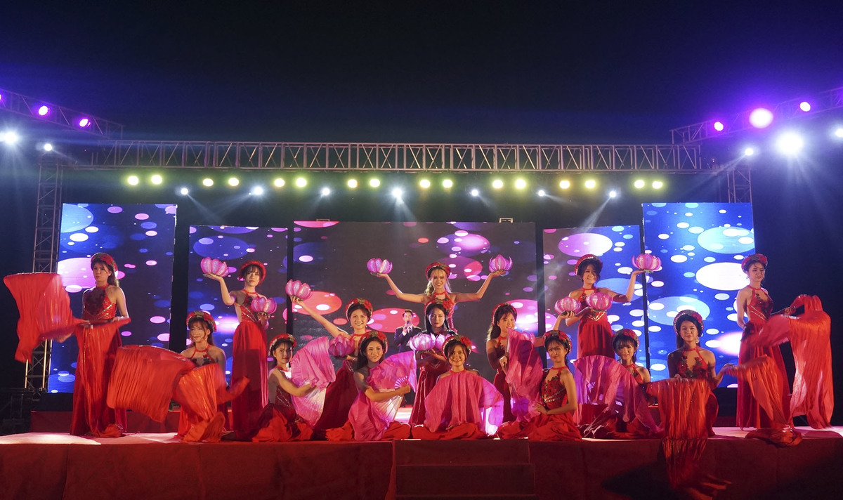 <p> Mở màn đêm thi là tiết mục múa dân gian trên nền nhạc "Gấm" với sự góp mặt của chính 15 thí sinh xinh đẹp trong bộ đồ đỏ rực rỡ. </p>