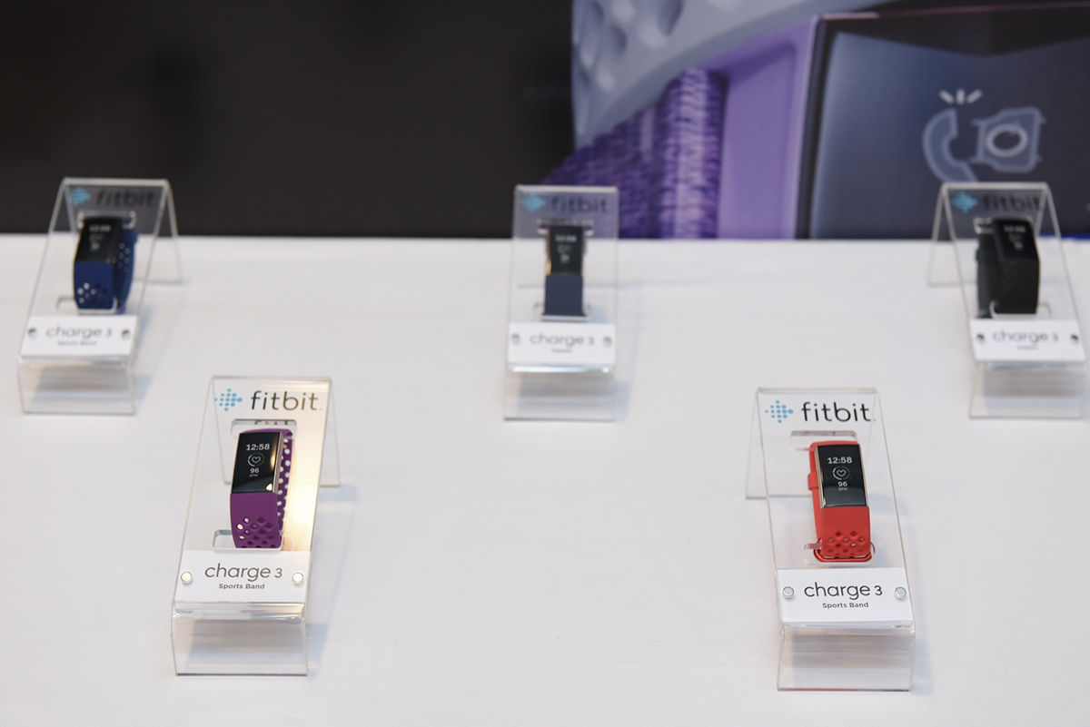<p class="Normal" style="text-align:justify;"> Với phiên bản mới, Fitbit cũng đã thay đổi hoàn toàn thiết kế dock sạc, giúp định vị chiếc vòng đeo tay thông minh này tốt hơn trong lúc sạc hơn so với kiểu kết nối bằng lực hút từ tính như trước đây.</p>