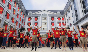 Thầy trò FPT School 'nhuộm đỏ' sân trường cổ vũ tuyển Việt Nam