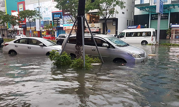 Đà Nẵng bất ngờ mưa lớn, FPT điêu đứng với biển nước