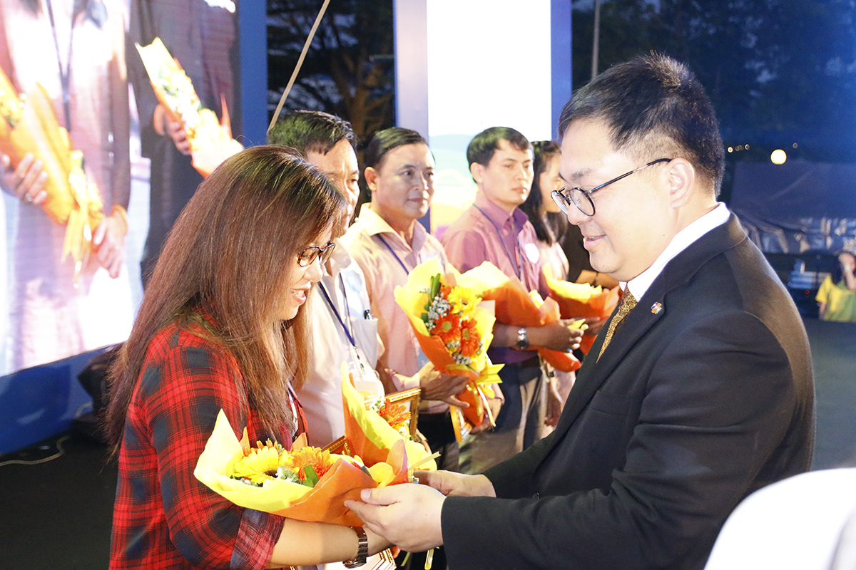 <p> Chủ tịch FPT Software Hoàng Nam Tiến và CEO FPT Software Phạm Minh Tuấn trao thưởng cho các CBNV nhân viên đạt giải cuộc thi sáng tác "Lưu giữ yêu thương". </p>