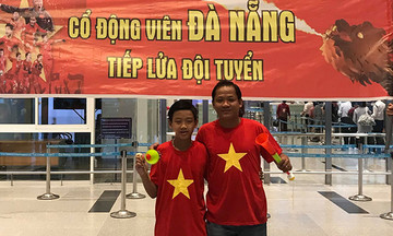 Sếp FPT cùng con trai sang Malaysia tiếp lửa cho tuyển Việt Nam