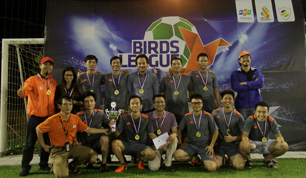 <p class="Normal" style="text-align:justify;"> R72 nhận huy chương và Cup vô địch Birds League 2018.</p> <p class="Normal" style="text-align:justify;"> Birds League 2018 do FPT Software Đà Nẵng tổ chức được khởi tranh từ ngày 12/11 đến 3/12 tại sân bóng FPT Complex. Giải đấu quy tụ 17 đội bóng tham gia được chia làm hai hạng để tranh tài gồm: Birds League - 8 đội, và Chickens League - 9 đội. Ban tổ chức áp dụng luật thi đấu sân 5 người.</p> <p class="Normal" style="text-align:justify;"> Ở hạng thi đấu Birds League, 8 đội bóng được chia thành hai bảng đấu. Hai đội xuất sắc ở mỗi bảng đấu sẽ giành vé vào chơi bán kết. Cụ thể, bảng A có sự hiện diện của BU15, Z7, R70 và R72; bảng B là cuộc cạnh tranh giữa INS2, INS1, S17 và R71. Tương tự, Chicken League chia làm 3 bảng, mỗi bảng 3 đội thi đấu vòng tròn để chọn hai đội đầu mỗi bảng vào tứ kết. Cụ thể, bảng A với cuộc đối đầu giữa BA, BS2 và FIN1; bảng B với SS2, BU3 và SSG; bảng C có FQC, P3 và BPS.</p>