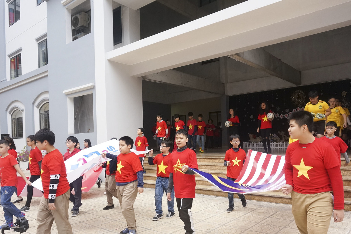 <p class="Normal" style="text-align:justify;"> Đúng 15h00 ngày 13/12, tại sân trường Tiểu học và THCS FPT Cầu Giấy, các bạn nhỏ đã cùng nhau dàn dựng trận bóng giữa tuyển Việt Nam và tuyển Malaysia. Những<span> </span><span>nghi lễ như rước cờ, chào cờ đều được thực hiện đầy đủ như một trận thi đấu thực sự.</span></p>