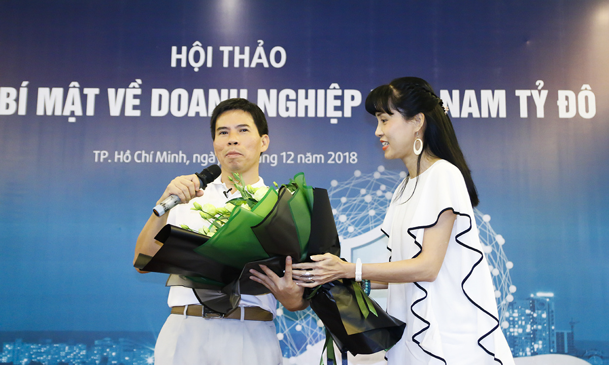 <p> Đại diện FSB - Tiến sĩ Nguyễn Hồng Phương (phải) gửi lời cảm ơn diễn giả và mong muốn học viên vận dụng những chia sẻ vô cùng bổ ích vào công tác quản trị. </p> <p> Ảnh: Chị Phương tặng hoa cho ông Nguyễn Đức Tài. </p>