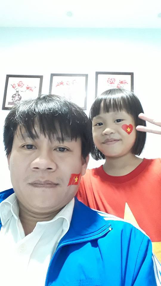 <p style="text-align:justify;"> Chứng kiến màn trình diễn đẳng cấp của các cầu thủ Việt Nam, người FPT đã thể hiện niềm vui và tự hào bằng những hình ảnh và dòng tâm sự trên Facebook. Anh Nguyễn Khánh, PGĐ FPT Polytechnic Đà Nẵng, cùng con gái chụp chung một kiểu ảnh để ăn mừng đội tuyển vô địch AFF Cup 2018.</p>