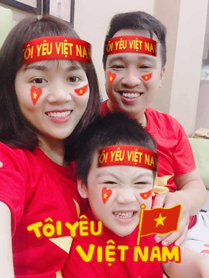<p style="text-align:justify;"> Gia đình anh Trần Quang Tiến, FPT Software Đà Nẵng, luôn cạnh nhau để theo dõi và ăn mừng chiến thắng của đội nhà. Là người đam mê bóng đá và không bỏ trận đấu nào, anh khẳng định Việt Nam vô địch hoàn toàn xứng đáng.</p>