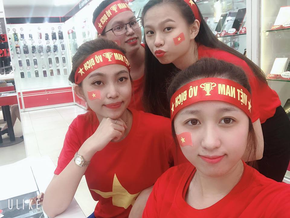 <p style="text-align:justify;"> Người FPT Shop trên toàn quốc cũng thể hiện tình yêu dành cho đội tuyển Việt Nam. CBNV shop 39 Thống Nhất, Lam Đồng, chụp hình ăn mừng đội bóng vô địch.</p>