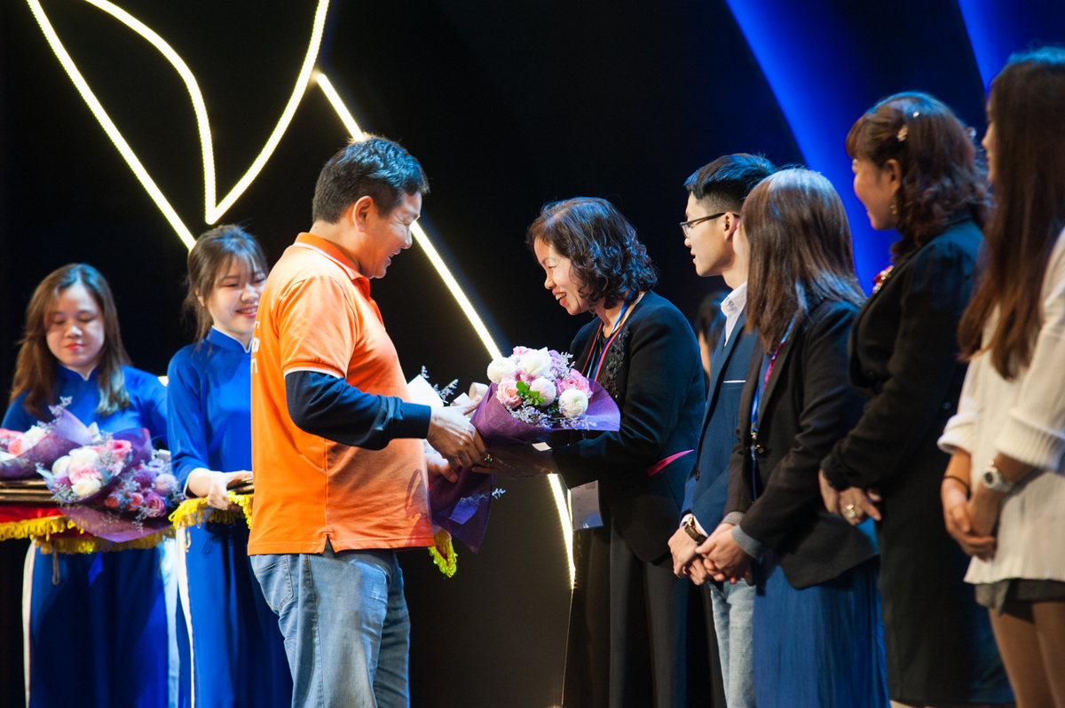 <p> Chủ tịch FPT Trương Gia Bình trao quà cho các phụ huynh và CBNV giành giải trong cuộc thi sáng tác "Lưu giữ yêu thương" được phát động trước đó.</p>