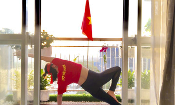 Mừng Việt Nam vô địch, nữ nhân viên nhà 'Cáo' mặc áo cờ đỏ sao vàng tập yoga