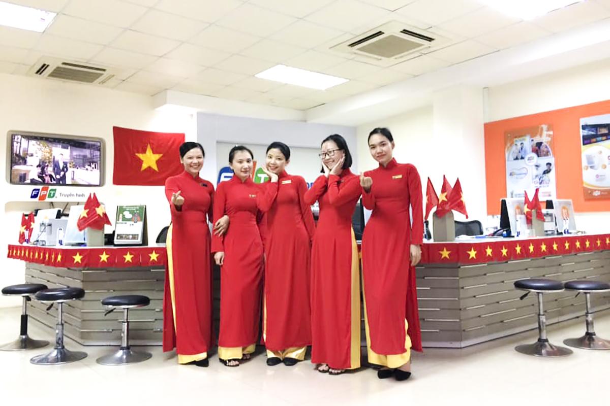 <p style="text-align:justify;"> Chung sắc áo, những CBNV nữ đến từ mảnh đất Nam Trung bộ -  FPT Telecom Khánh Hòa cũng vô cùng duyên dáng. </p>