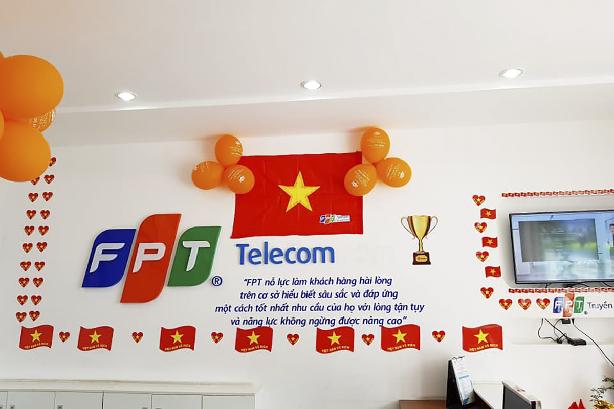 <p> Sáng nay (17/12), dư âm chiến thắng của Việt Nam tại AFF Suzuki Cup 2018 vẫn còn và lan tỏa khắp các quầy giao dịch của FPT Telecom từ Bắc xuống Nam. </p>