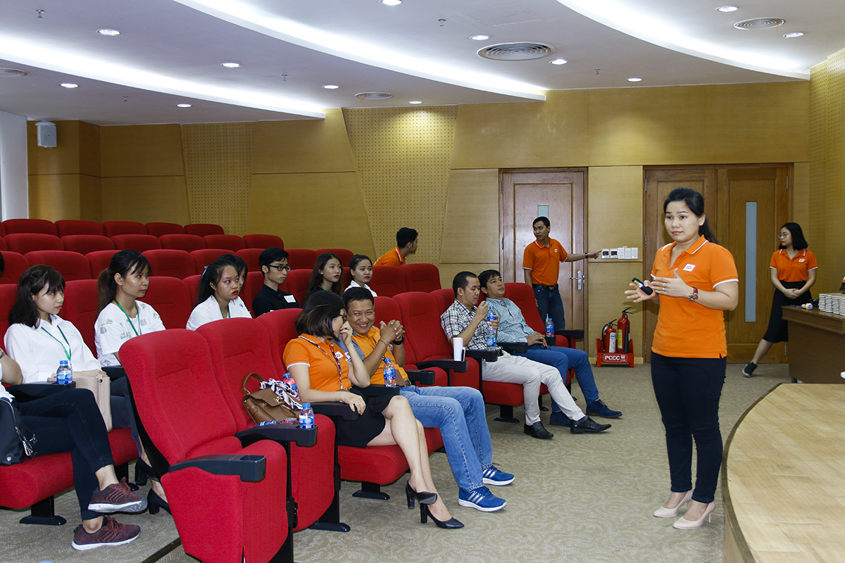 <p style="text-align:justify;"> Buổi gặp gỡ ứng viên giải đáp thắc mắc của chương trình "Nhà lãnh đạo tương lai" do Ban Nhân sự FPT Telecom tổ chức diễn ra vào ngày 21/12, tại Phòng hội nghị tòa nhà FPT Tân Thuận 2, TP HCM. Chương trình thu hút 30 sinh viên sắp tốt nghiệp trên địa bàn TP HCM, đặc biệt, có cả sinh viên từ Đà Lạt. </p> <p style="text-align:justify;"> “Nhà lãnh đạo tương lai” được xây dựng theo hình thức Sư phụ - Đệ tử với khẩu hiệu “Lửa thử vàng - ngàn giờ thử sức” với mong muốn mang đến cho sinh viên mới tốt nghiệp một lộ trình thử việc được hướng dẫn bởi các quản lý đầy nhiệt huyết, kinh nghiệm của Viễn thông FPT. Tham gia chương trình là những sinh viên mong muốn học hỏi, bồi dưỡng những kỹ năng, tố chất cần thiết để tiến đến những vị trí lãnh đạo trong tương lai. </p>