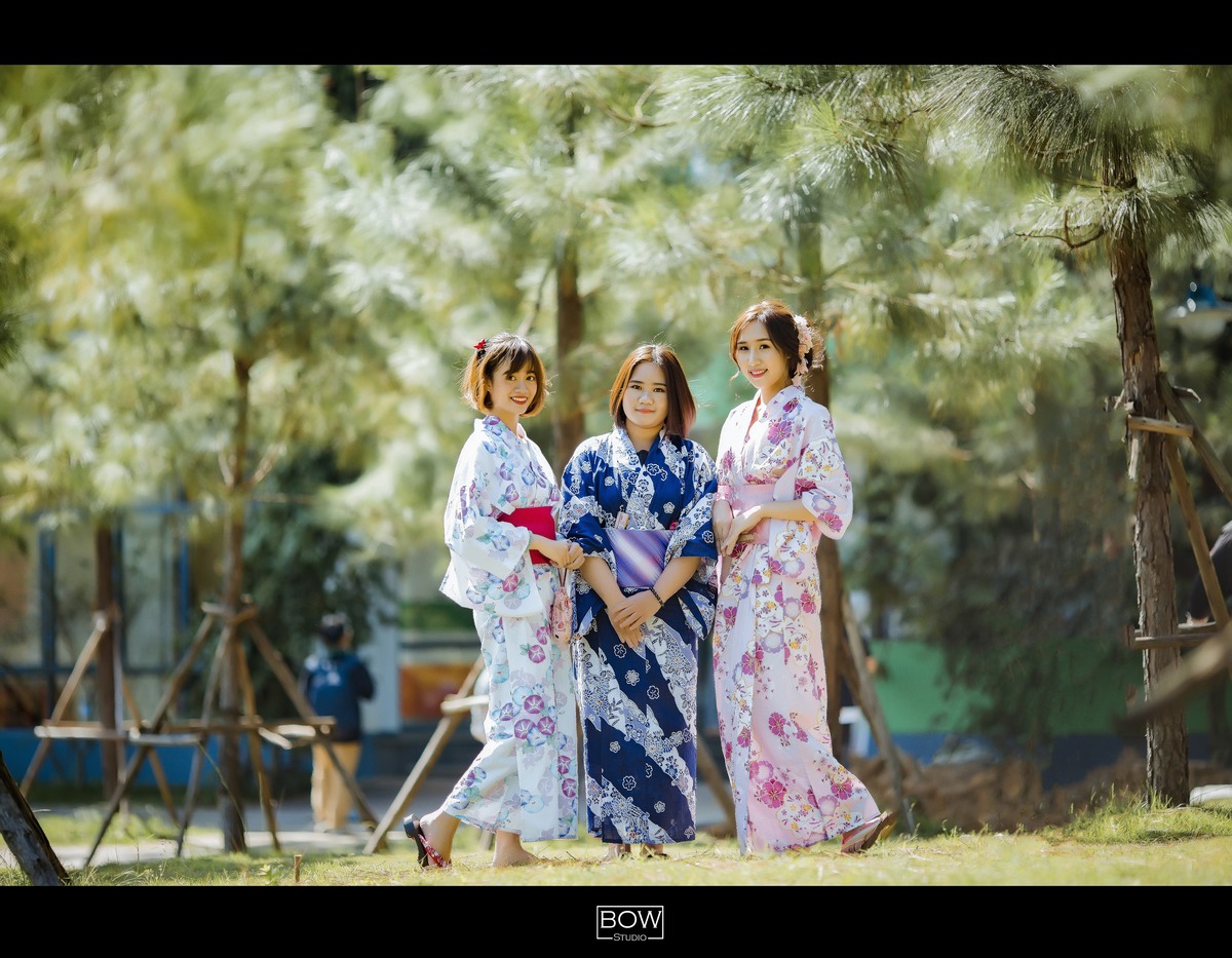 <p class="Normal" style="margin-top:0px;margin-bottom:10px;text-align:justify;"> Các bạn nữ sẽ mặc những bộ kimono đặc biệt như <em>furisode</em> (<span style="color:rgb(51,51,51);">loại áo chỉ dành riêng cho những cô gái chưa có chồng) </span>hay mặc thêm chiếc quần <em>hakama</em>. </p>