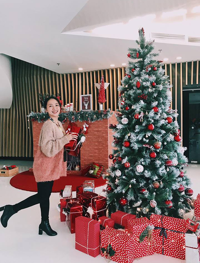 <p class="Normal" style="text-align:justify;"> FPT Complex là địa điểm lý tưởng để các cô gái nhà Phần mềm thay nhau lưu lại khoảnh khắc đẹp. Chị Lê Thị Quỳnh Ngân, Phòng Tuyển dụng (REC), tạo dáng bên cây thông Noel.</p>