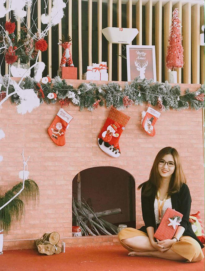 <p class="Normal" style="text-align:justify;"> Chị Nguyễn Thị Quỳnh Chi, Trợ lý đảm bảo nguồn lực (Resource Assurance), nhẹ nhàng ngồi bên mô hình lò sưởi.</p>