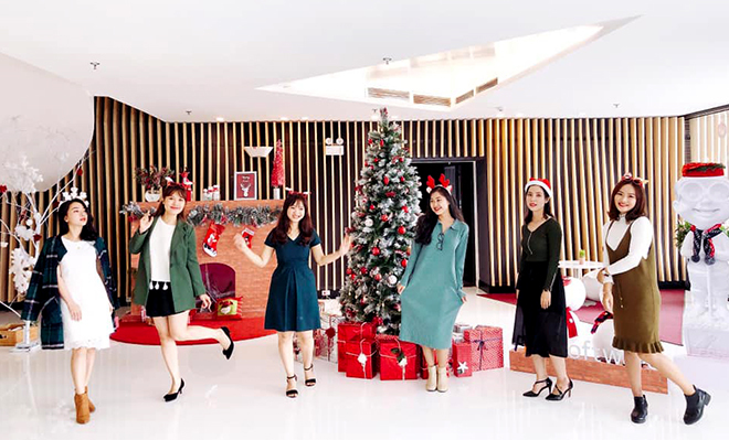 <p class="Normal" style="text-align:justify;"> Các nữ cán bộ phòng tuyển dụng FPT Software Đà Nẵng chụp hình lưu niệm cùng nhau tại sảnh tòa nhà Complex.</p> <p class="Normal" style="text-align:justify;"> Qua ảnh hưởng của sự giao lưu, du nhập văn hóa, dần dần Giáng sinh đã trở thành một ngày lễ lớn trên toàn thế giới. Đối với người FPT, Noel đã trở thành một lễ hội không thể thiếu.</p>