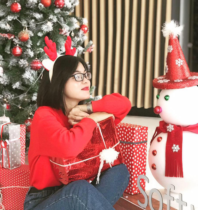 <p class="Normal" style="text-align:justify;"> Chị Nguyễn Thị Thùy Linh, Ban Văn hóa - Đoàn thể FPT, lưu khoảnh khắc xúng xính trong trang phục đậm chất Giáng sinh.</p>