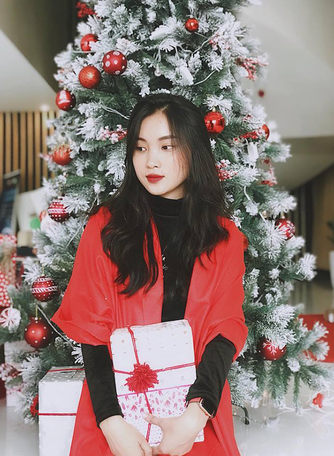 <p class="Normal" style="text-align:justify;"> Chị Hồ Thị Ngọc Hiếu, Ban Văn hóa - Đoàn thể FPT, trung thành với phong cách nữ tính bên cây thông Noel lung linh.</p>