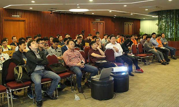 Chủ tịch Trương Gia Bình (hàng đầu, áo trắng) là người chủ trì seminar. Cùng với đó là sự tham dự của CTO FPT Lê Hồng Việt; Giám đốc Trung tâm Trao đổi sinh viên quốc tế ĐH FPT Hoàng Việt Hà.