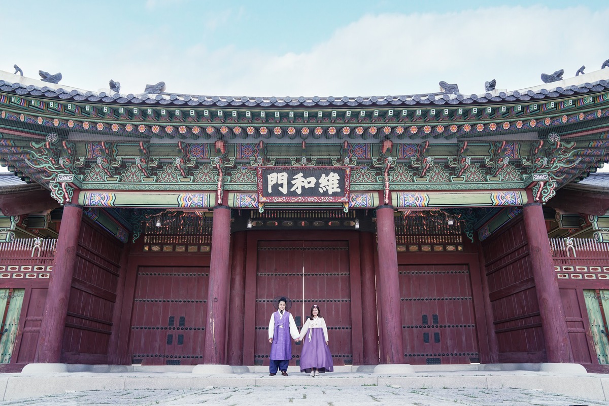 <div style="text-align:justify;"> Một bộ ảnh cưới với trang phục truyền thống của Hàn sẽ là những kỉ niệm vô cùng trân quý.</div>