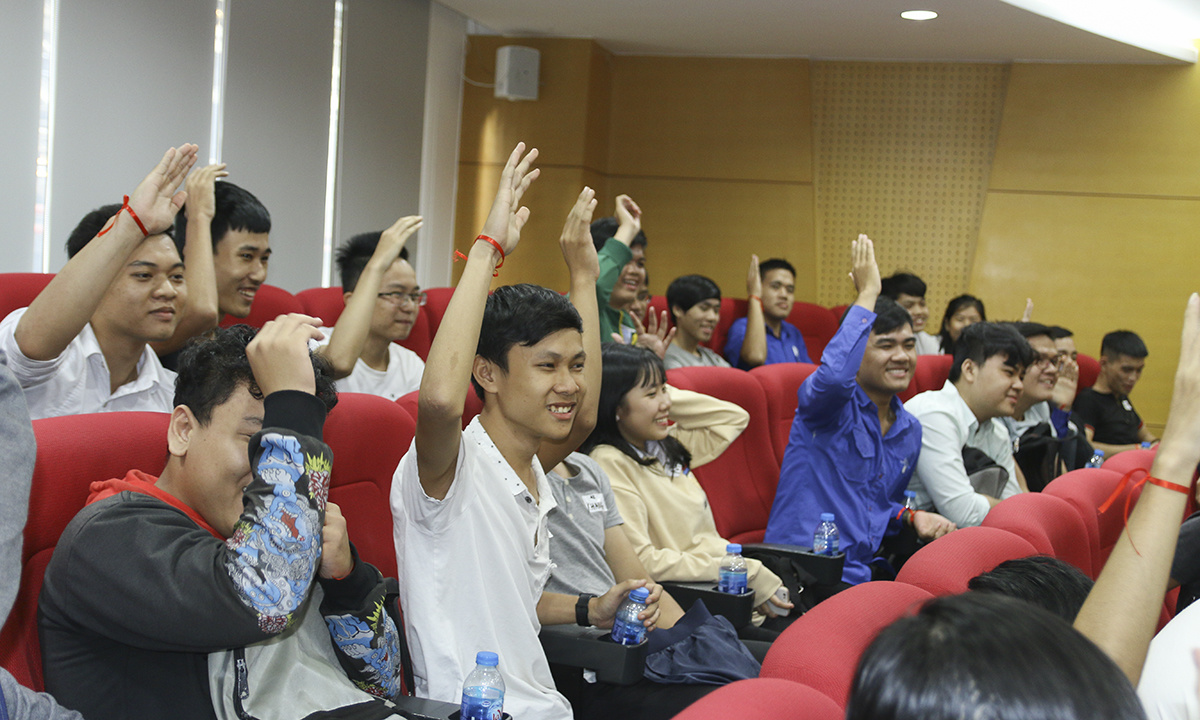 <p> Sinh viên hào hứng đặt câu hỏi dành cho đại diện FPT Telecom. </p>