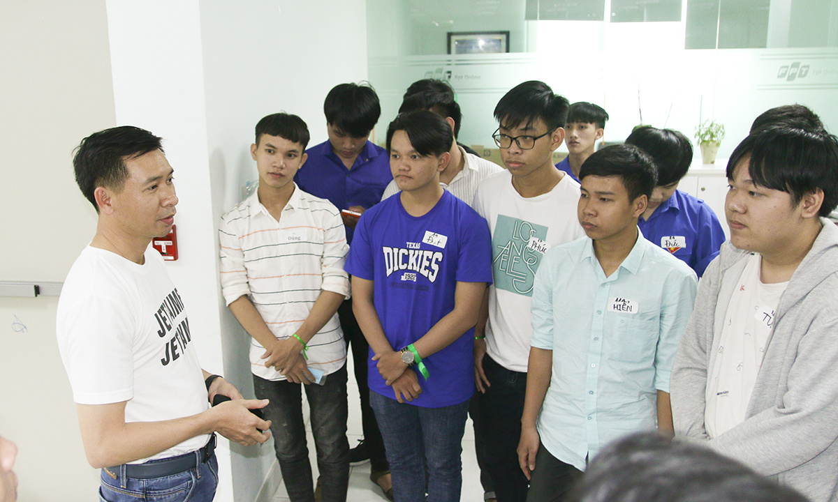 <p> Sinh viên tham quan nơi làm việc của các bộ phận thuộc FPT Telecom tại Tân Thuận. </p>