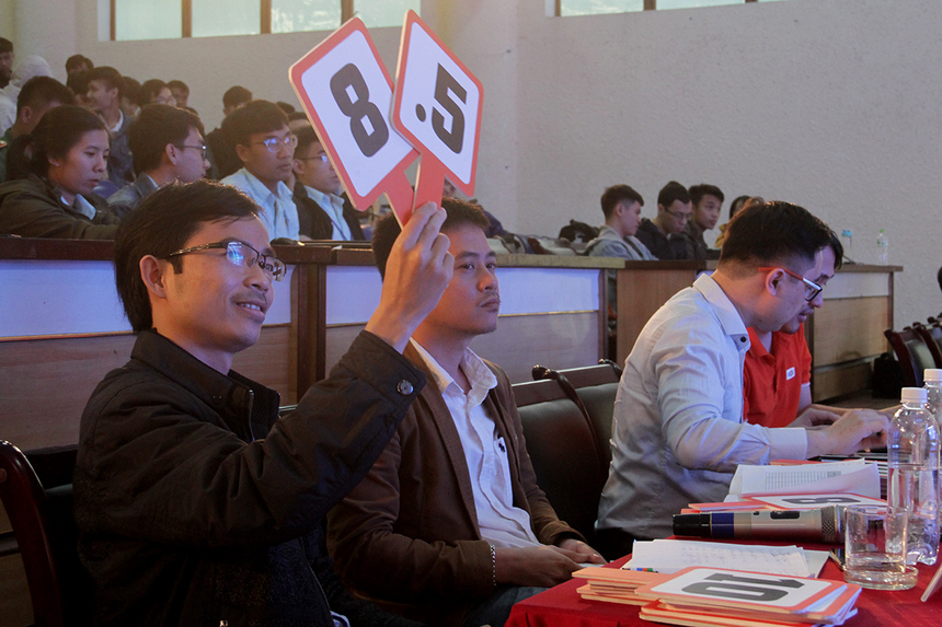 <p style="text-align:justify;"> Tiến sĩ Hồ Phước Tiến, thành viên Ban giam khảo, cho biết, công nghệ và lỗi của các đội gặp phải gần như giống nhau. Tuy nhiên, trong khoảng thời gian ngắn và chưa có nhiều kinh nghiệm nhưng 6 đội đều thể hiện được sự sáng tạo, nhanh trí và ứng biến kịp thời. </p>