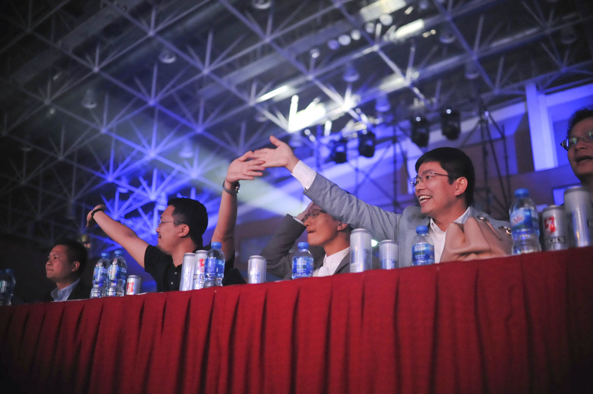 <p> Các lãnh đạo nhà Phần mềm cũng vô cùng hào hứng với phần trình diễn của ca sĩ Trọng Hiếu Idol.</p>