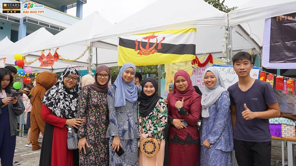 <p class="Normal" style="text-align:justify;"> "Hội Cóc Xuân 2019" còn có sự tham gia của sinh viên quốc tế thuộc Trung tâm Trao đổi sinh viên quốc tế (FISEC thuộc ĐH FPT). Phần lớn sinh viên đến từ Brunei và Ấn Độ.</p>
