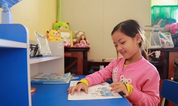 VnExpress trao 120 góc học tập cho trẻ em khó khăn