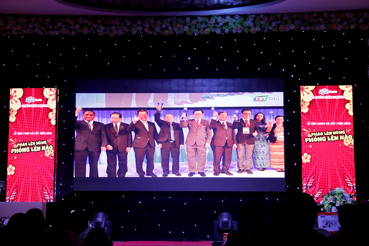 <p class="Normal" style="text-align:justify;"> Tập thể cùng nhìn lại 10 sự kiện tiêu biểu của FPT Edu trong năm 2018. Điển hình ĐH FPT là đại diện duy nhất của Việt Nam nhận giải thưởng danh giá ICT Education Award 2018 của Tổ chức Công nghiệp Điện toán châu Á (ASOCIO) hay lần đầu tiên tất cả môn sinh Vovinam ở các cơ sở đào tạo của FPT Edu trên cả nước biểu diễn võ thuật để xác lập kỷ lục...</p>