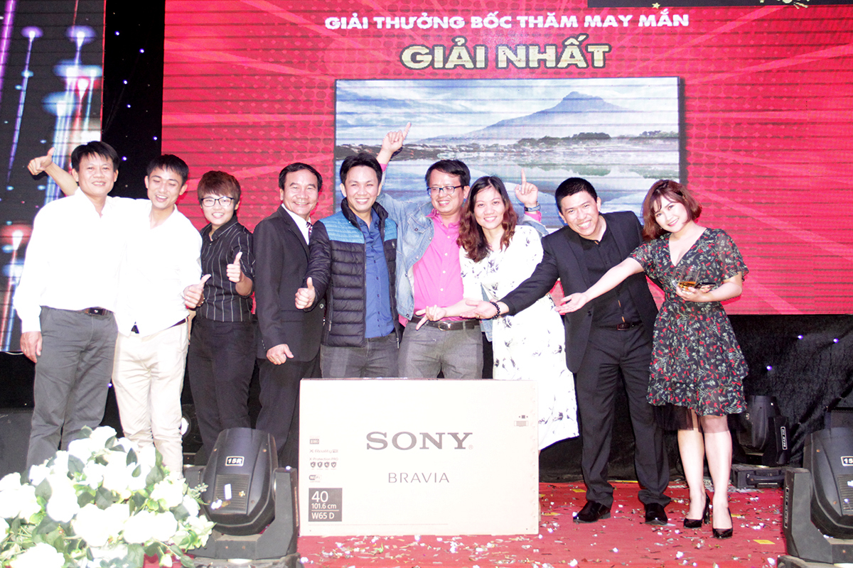 <p style="text-align:justify;"> Giải thưởng cao nhất là chiếc Tivi Sony Bravia đã thuộc về một cá nhân của ĐH Greenwich (Việt Nam). Lãnh đạo và đồng nghiệp đơn vị cùng lên chúc mừng. </p>
