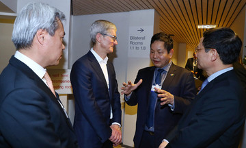 Chủ tịch FPT trao đổi với CEO Apple tại Davos