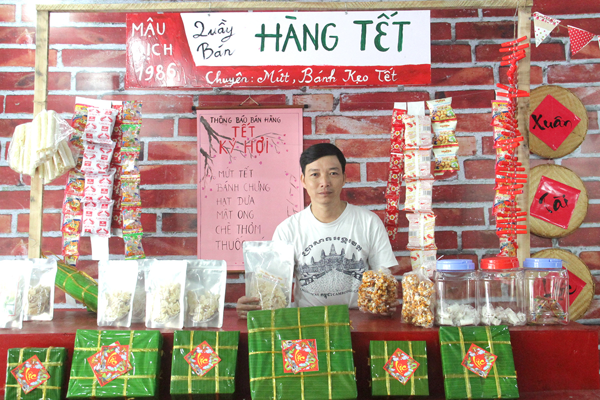 <p style="text-align:justify;"> Anh Nguyễn Hữu Lương, Synnex FPT, chụp hình lưu niệm tại hàng bán đồ Tết như kẹo, bánh chưng, mứt, hạt dưa...</p>