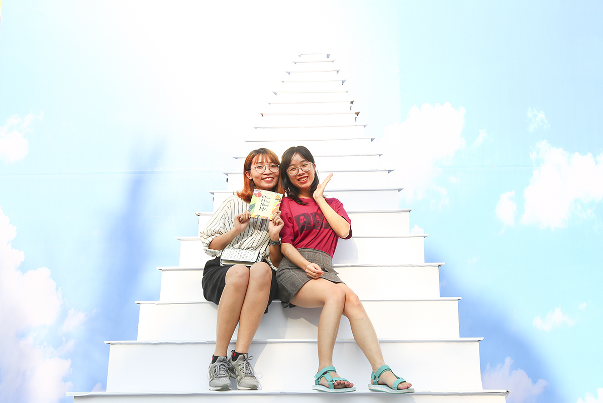 <p class="Normal" style="text-align:justify;"> Lấy ý tưởng từ "Stairway to heaven - Nấc thang thiên đường", điểm check-in mới tại Đà Lạt thu hút giới trẻ từ đầu tháng 10, BTC Hội làng phía Nam đã tái hiện ngay sân tòa nhà FPT Tân Thuận 2 như món quà độc đáo dành tặng cư dân nhà F.</p>