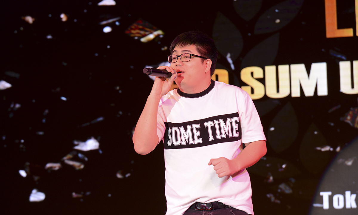 <p> Anh Lương Phan Minh Hoàng mở màn chương trình với ca khúc "Bài ca tuổi trẻ". </p>